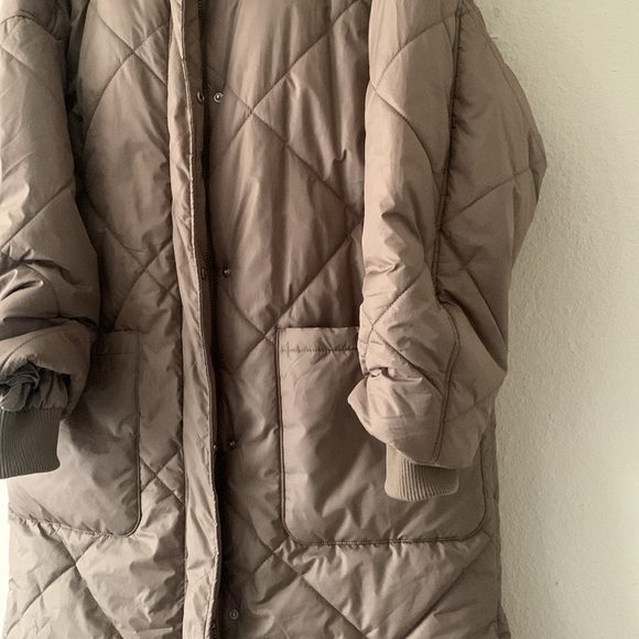 H&M size XXL long quilted puffer coat has pockets and snap slits on sides, beige - Picture 5 of 10